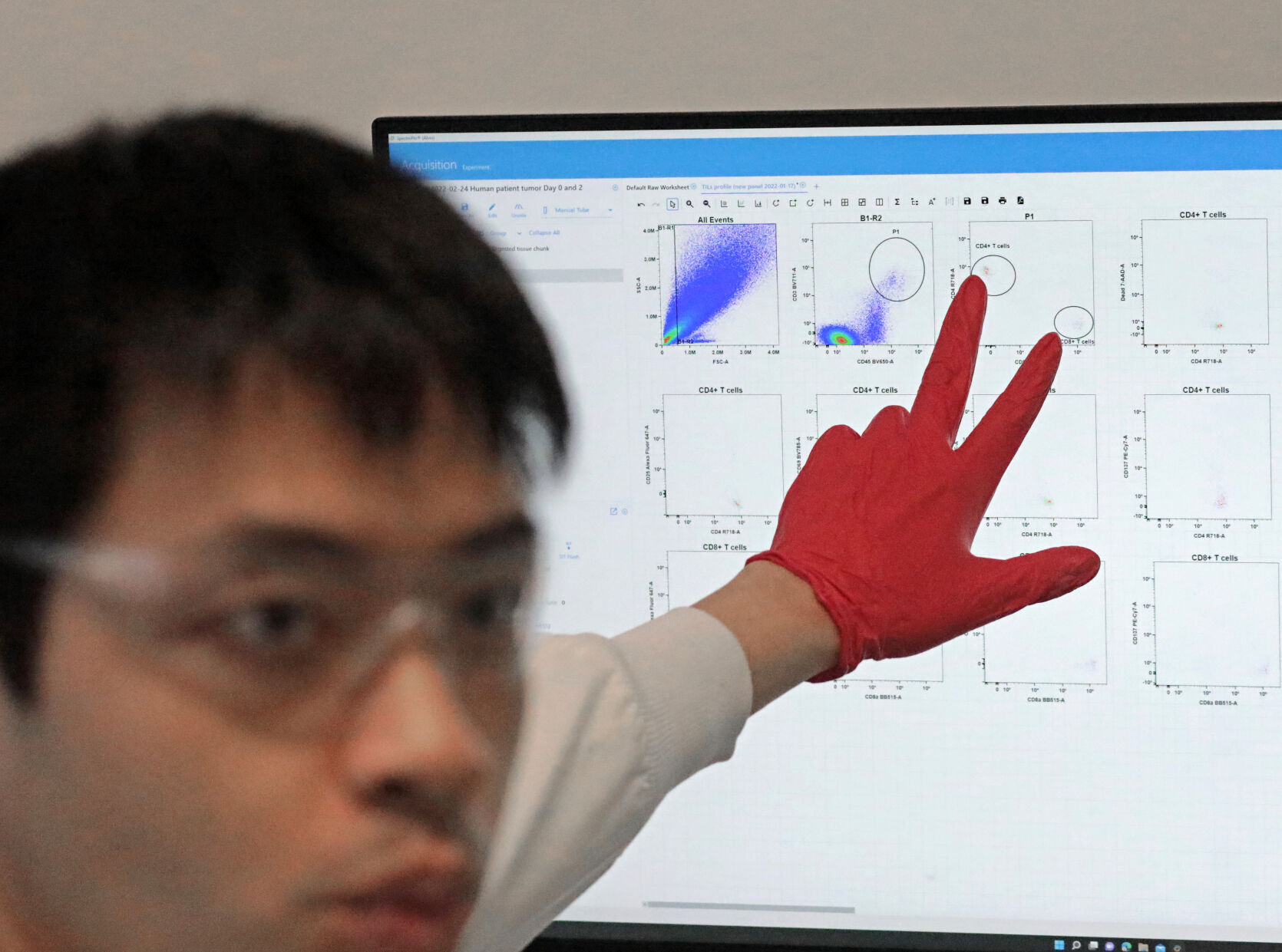 Tang with red gloves